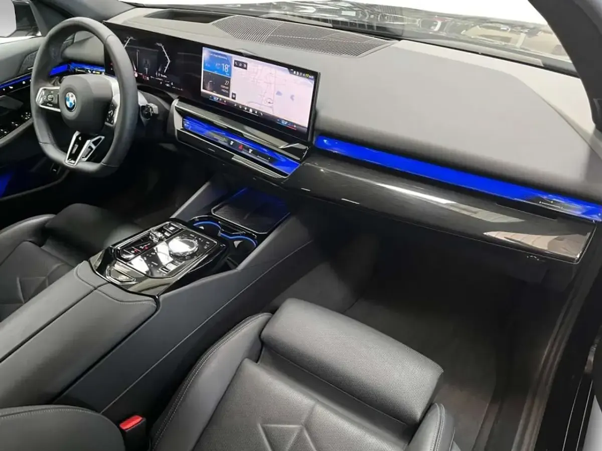 Gebraucht BMW 540 M Sport 286 PS (210 kW) 2025 Black sapphire metallic Kombi