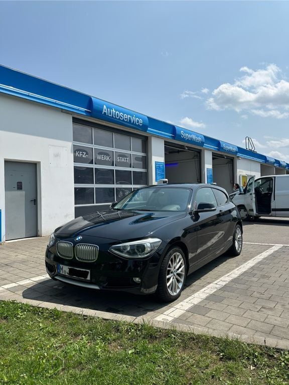 Schwarz Gebraucht 2013 BMW 116 Urban Line Kleinwagen | 9.949 € (Fairer Preis) - Bild 1/4