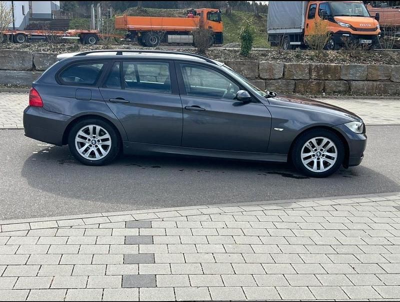 Gebraucht BMW 318 143 PS (105 kW) 2007 Grau Kombi