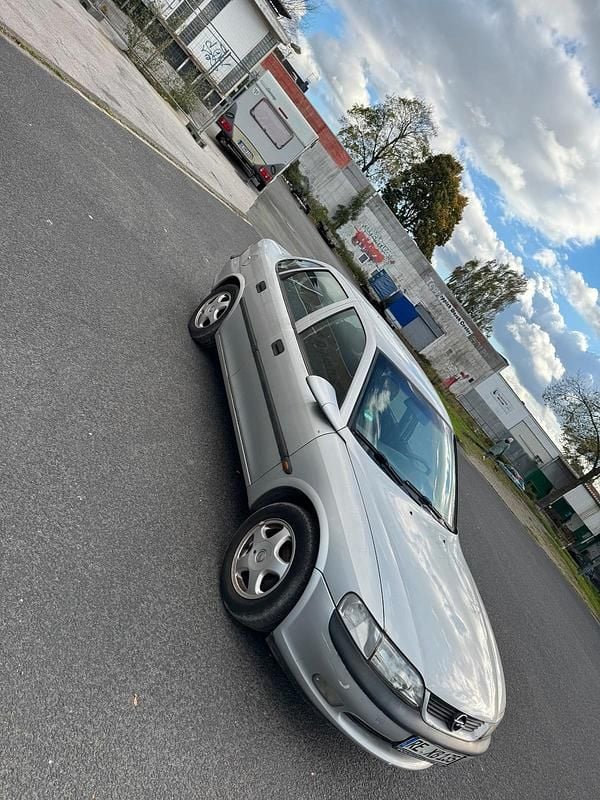 Gebraucht Opel Vectra 100 PS (73 kW) 1998 Silber Limousine