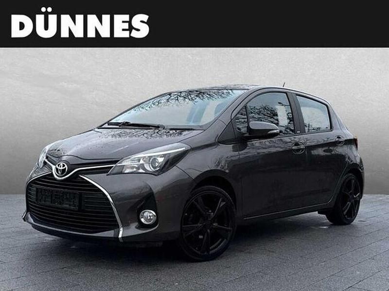 Grau (grey metallic) Gebraucht 2016 Toyota Yaris Edition-S Limousine | 10.115 € (Fairer Preis) - Bild 1/4