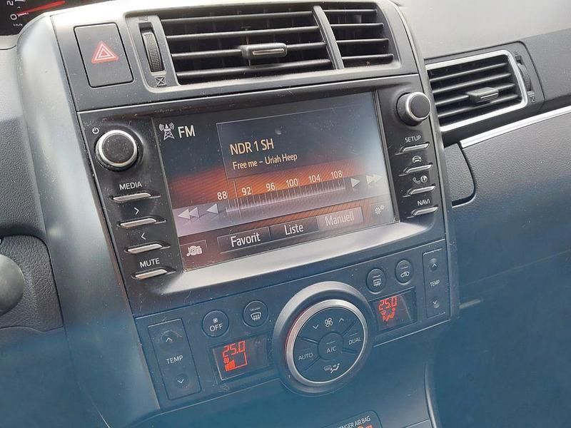 Gebraucht Toyota Verso Edition-S 111 PS (81 kW) 2017 Silber Van / Kleinbus