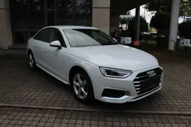 Używany Audi A4 S-Line 163 KM (119 kW) 2022 Biały Sedan/Limuzyna