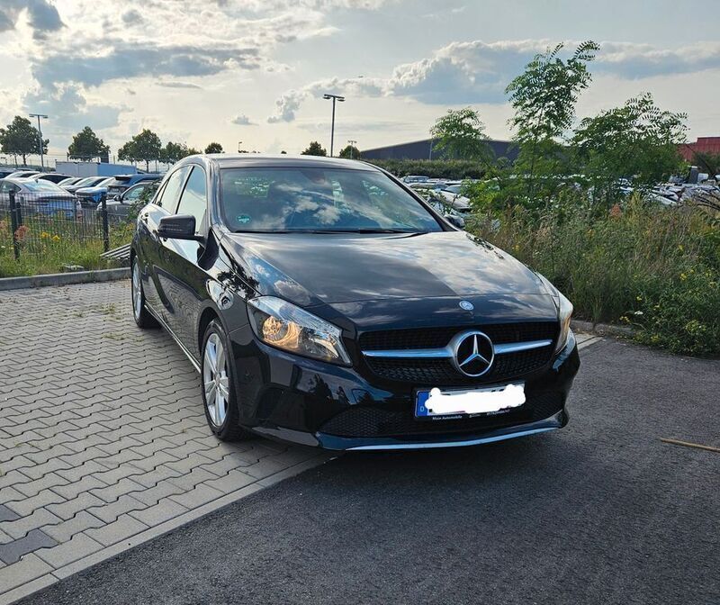 Schwarz Gebraucht 2015 Mercedes A180 Edition Limousine | 11.000 € (Guter Preis) - Bild 1/4