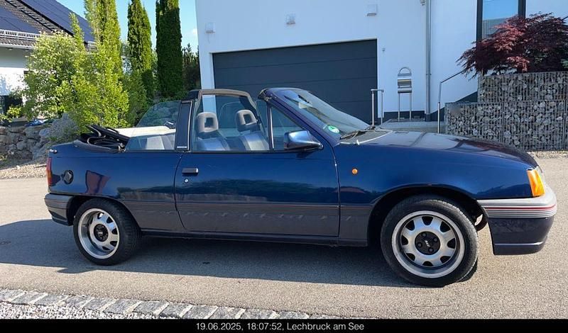 Blau Gebraucht 1990 Opel Kadett Cabrio | 3.200 € - Bild 1/4