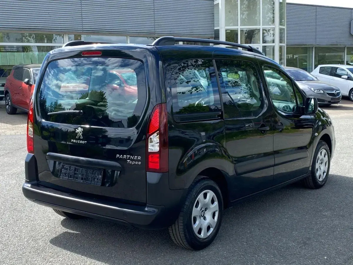 Gebraucht Peugeot TePee Active 99 PS (72 kW) 2017 Schwarz Van / Kleinbus