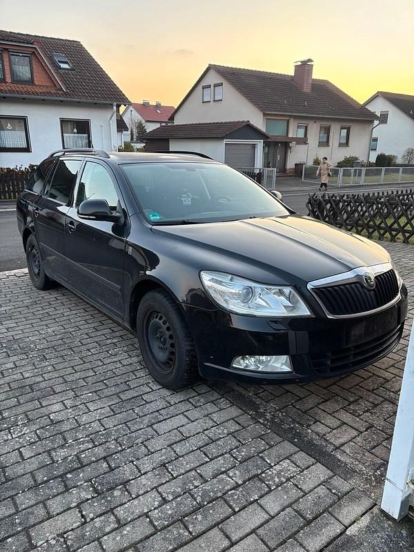 Schwarz Gebraucht 2012 Skoda Octavia Style Kombi | 4.500 € (Fairer Preis) - Bild 1/4