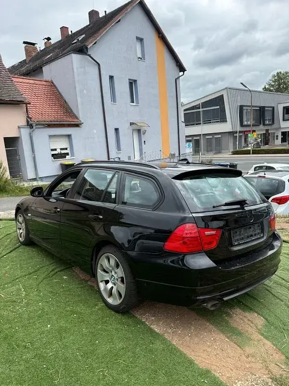 Gebraucht BMW 318 143 PS (105 kW) 2011 Schwarz Kombi