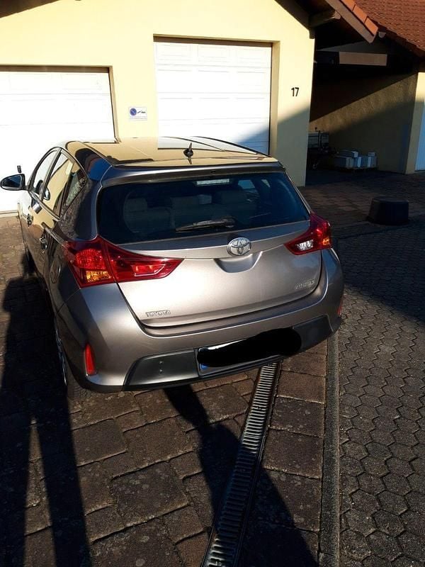 Gebraucht Toyota Auris Cool 99 PS (72 kW) 2013 Braun Kleinwagen