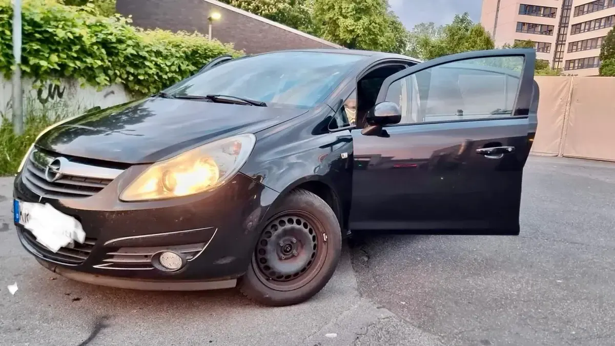 Używany Opel Corsa 90 KM (66 kW) 2010 Czarny Hatchback