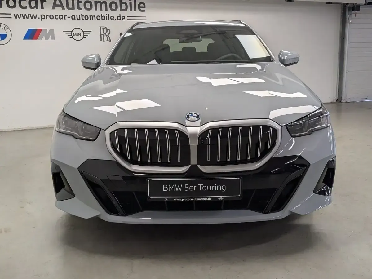 Neu BMW 530e M Sport 299 PS (219 kW) 2026 Grau Kombi