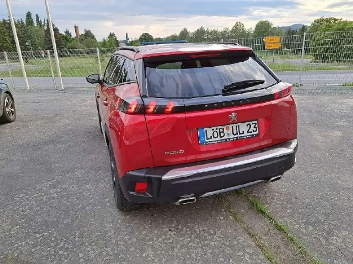 Gebraucht Peugeot 2008 Allure 131 PS (96 kW) 2022 Rot SUV