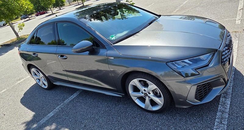Grau Gebraucht 2020 Audi A3 Ambiente Limousine | 19.980 € (Fairer Preis) - Bild 1/4