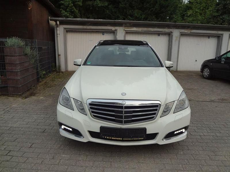 Weiß Gebraucht 2010 Mercedes E350 Avantgarde Kombi | 8.950 € (Teuer) - Bild 1/4