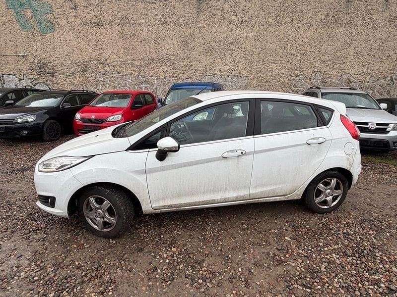Gebraucht Ford Fiesta Titanium 101 PS (74 kW) 2014 Weiß Kleinwagen