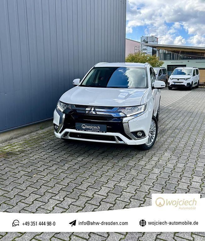 Weiß Gebraucht 2021 Mitsubishi Outlander P-HEV SUV | 23.990 € (Fairer Preis) - Bild 1/4