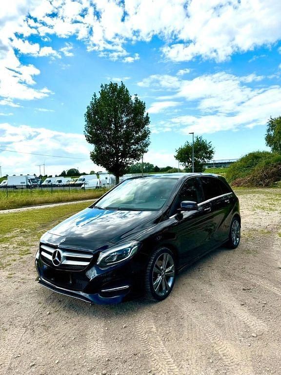 Schwarz Gebraucht 2016 Mercedes B200 Van / Kleinbus | 10.000 € (Superpreis) - Bild 1/4
