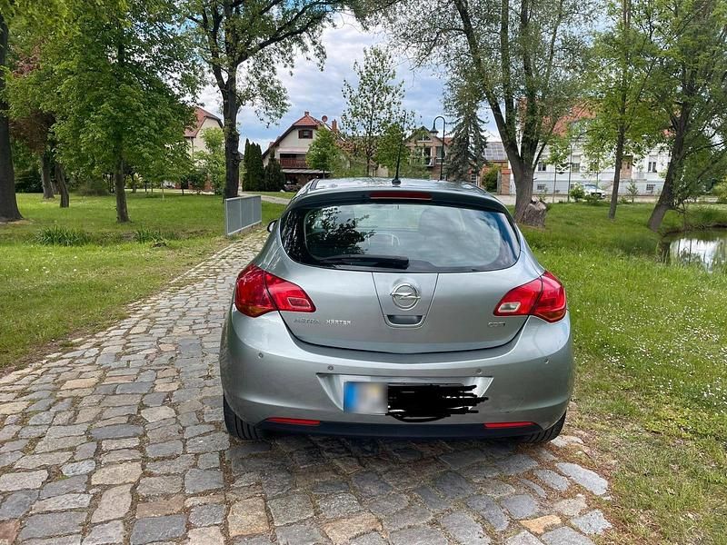 Gebraucht Opel Astra 110 PS (80 kW) 2012 Andere farben Kleinwagen