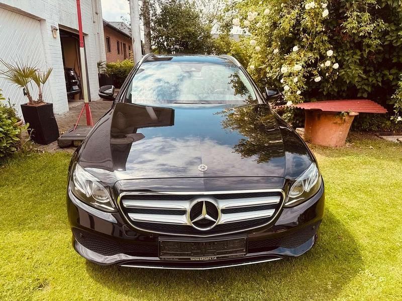 Schwarz Gebraucht 2017 Mercedes E220 Avantgarde Kombi | 17.500 € (Superpreis) - Bild 1/4