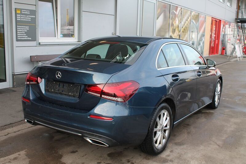 Gebraucht Mercedes A180 136 PS (100 kW) 2020 Blau Limousine