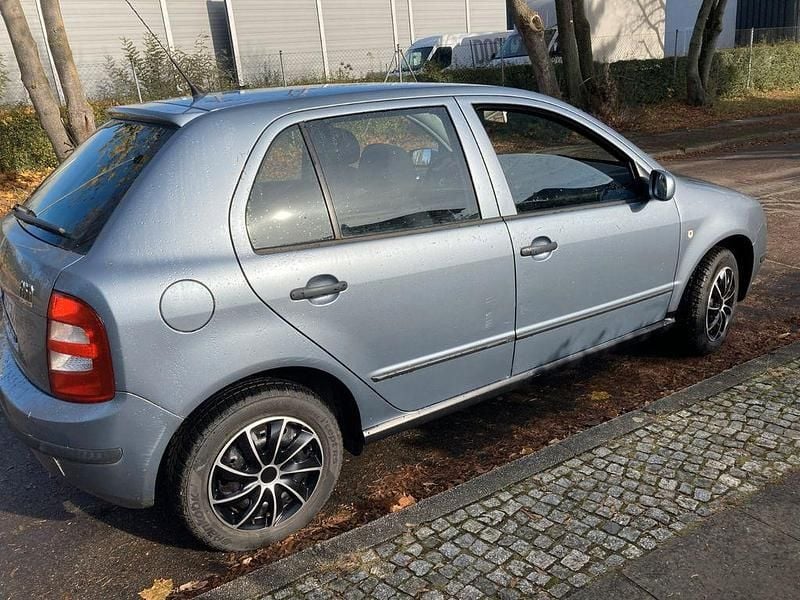 Blau Gebraucht 2005 Skoda Fabia Classic Limousine | 1.450 € (Fairer Preis) - Bild 1/4