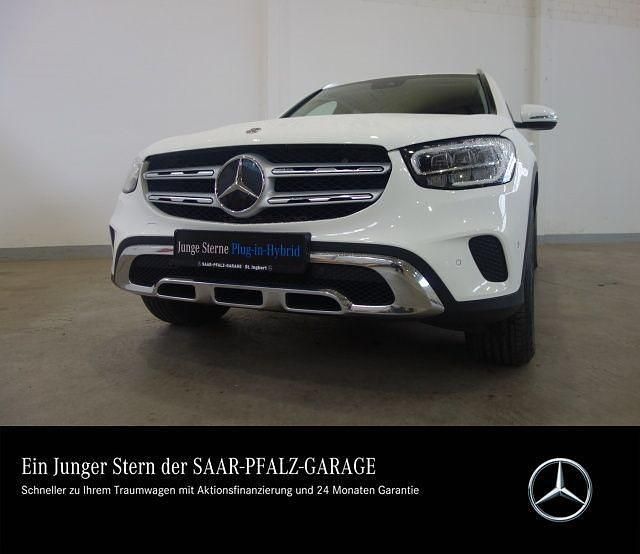 Gebraucht Mercedes GLC300e 211 PS (155 kW) 2022 Unilack polarweiß SUV