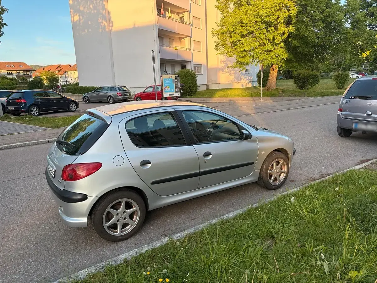 Gebraucht Peugeot 206 74 PS (54 kW) 2008 Silber Kleinwagen