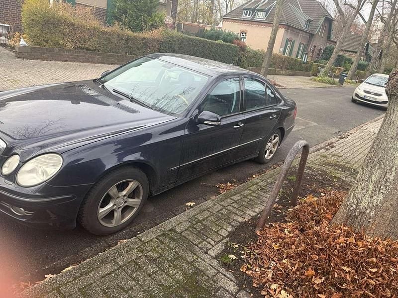 Gebraucht Mercedes E220 Elegance 170 PS (125 kW) 2006 Blau Limousine