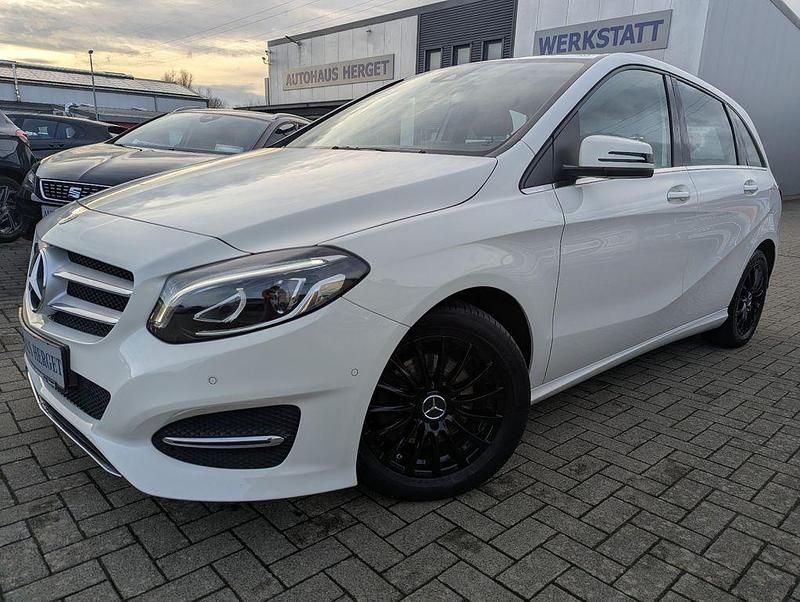 Calcitweiss Gebraucht 2018 Mercedes 180 Style Limousine | 16.990 € (Guter Preis) - Bild 1/4