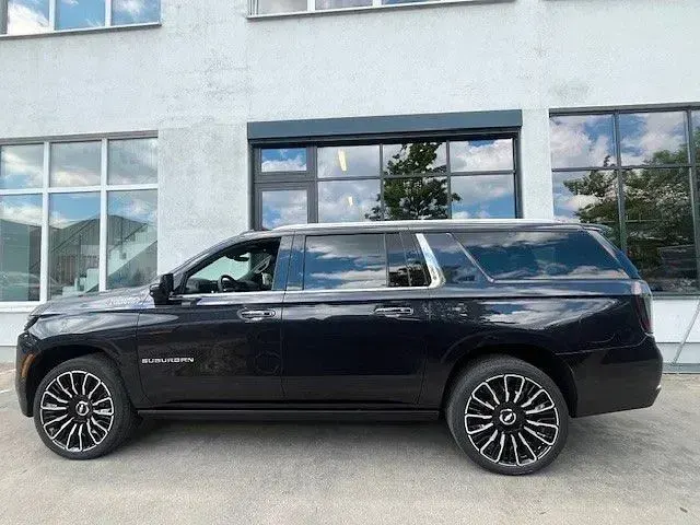 Neu Chevrolet Suburban 426 PS (313 kW) 2025 Schwarz SUV