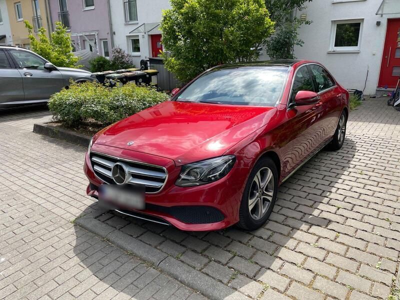 Rot Gebraucht 2018 Mercedes E220 Limousine | 25.000 € - Bild 1/4