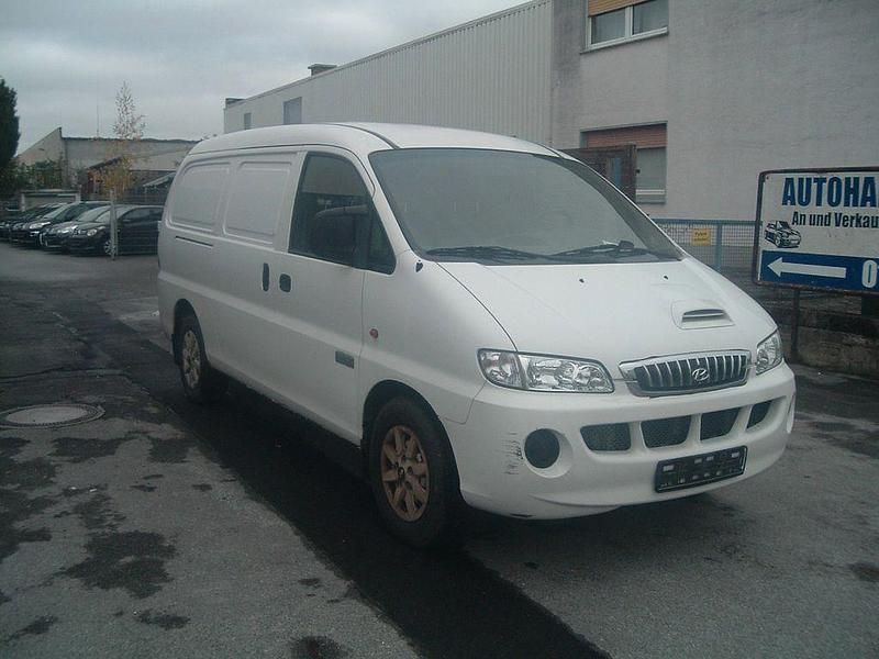 Weiß Gebraucht 2006 Hyundai H-1 Van | 1.599 € - Bild 1/4