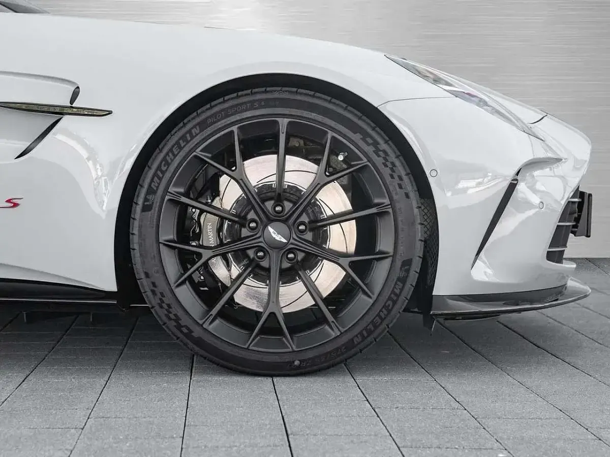 Neu Aston Martin V8 Vantage 680 PS (500 kW) 2026 Apex grey Cabrio
