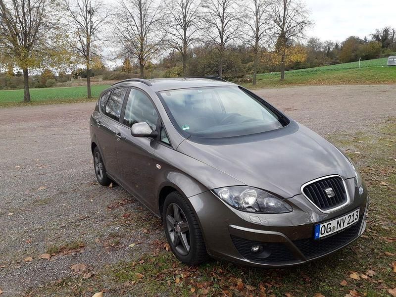 Grau Gebraucht 2014 Seat Altea XL 4You Van / Kleinbus | 7.990 € (Teuer) - Bild 1/4