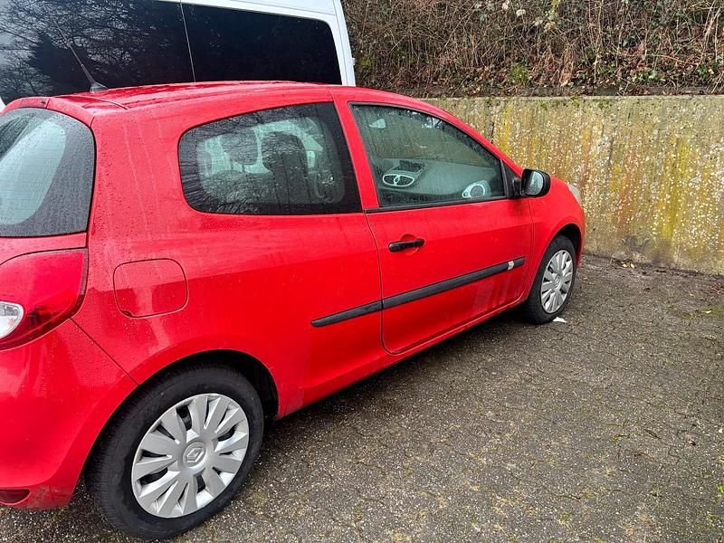 Gebraucht Renault Clio IV 75 PS (55 kW) 2012 Rot Kleinwagen