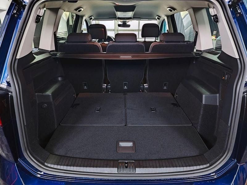 Neu VW Touran 150 PS (110 kW) 2026 Blau Van / Kleinbus