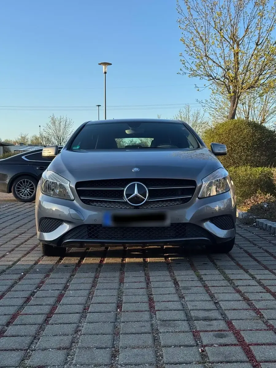 Gebraucht Mercedes A180 122 PS (89 kW) 2014 Grau Kleinwagen