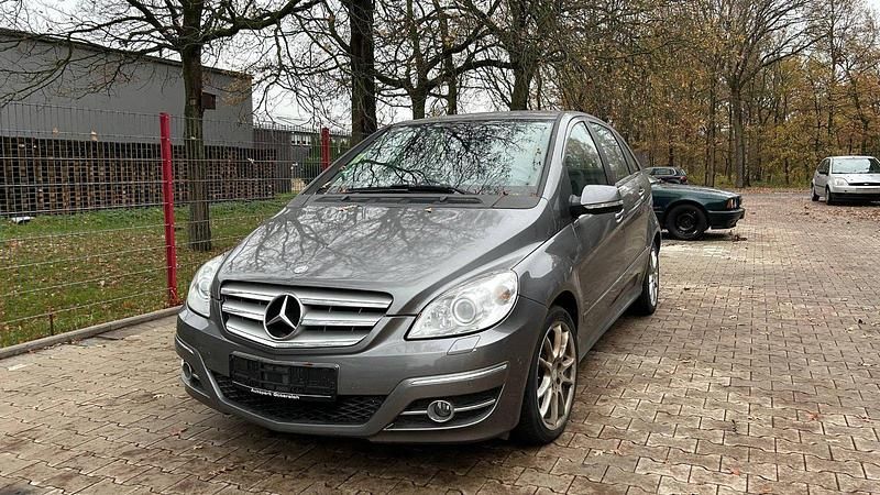 Grau Gebraucht 2011 Mercedes B200 Van / Kleinbus | 3.500 € (Guter Preis) - Bild 1/4