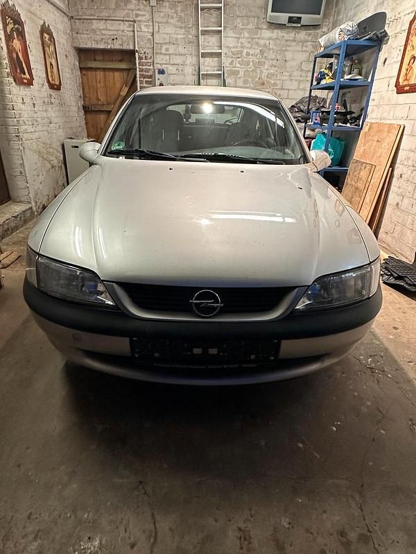 Grau Gebraucht 1998 Opel Vectra Limousine | 750 € (Superpreis) - Bild 1/4
