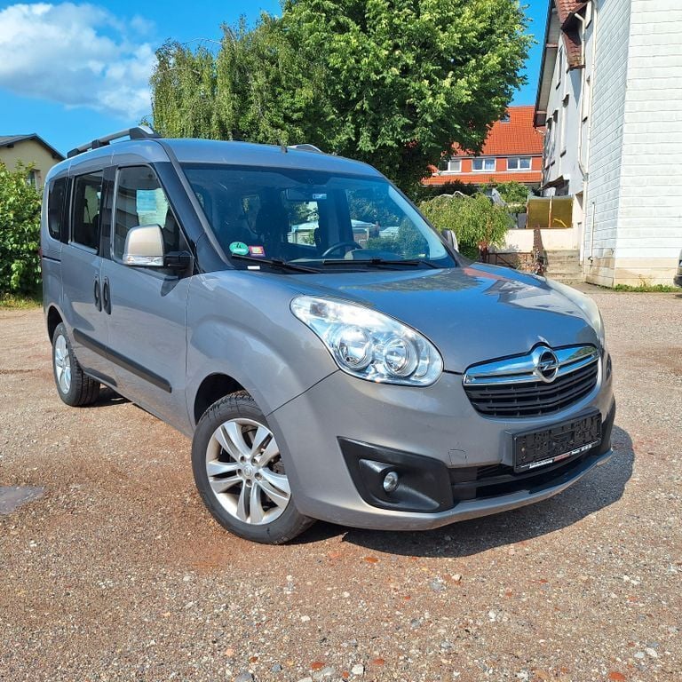 Braun Gebraucht 2012 Opel Combo Edition Van / Kleinbus | 8.700 € (Etwas zu teuer) - Bild 1/4