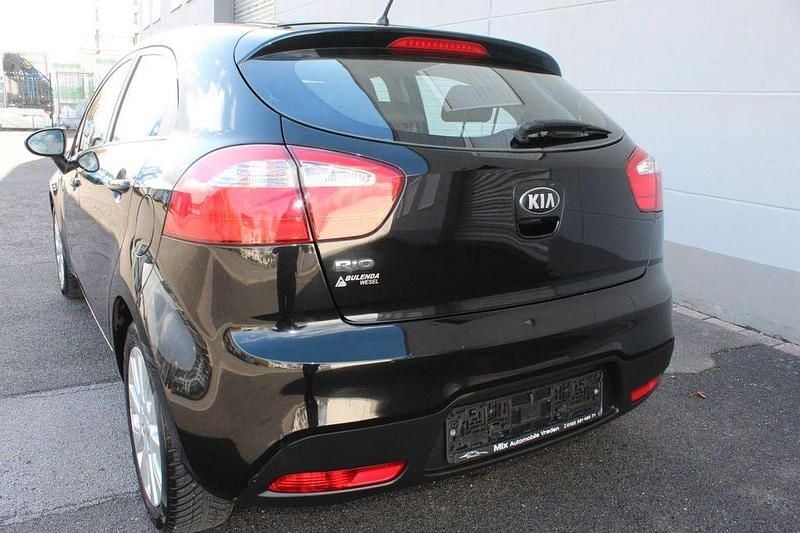 Gebraucht Kia Rio Edition 7 86 PS (63 kW) 2012 Schwarz Limousine