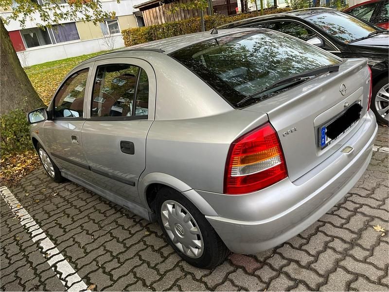 Gebraucht Opel Astra 65 PS (47 kW) 1998 Silber Limousine