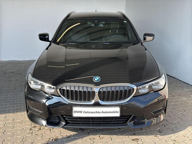 Schwarz Gebraucht 2022 BMW 320e Sport Line Limousine | 28.888 € (Guter Preis) - Bild 1/4