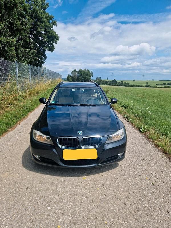 Schwarz Gebraucht 2011 BMW 318 Kombi | 5.290 € (Fairer Preis) - Bild 1/4