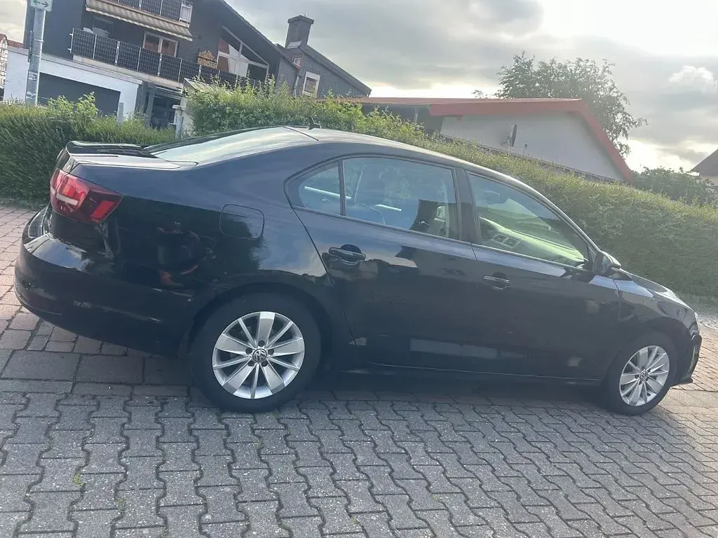 Gebraucht VW Jetta Comfortline 125 PS (91 kW) 2016 Schwarz Limousine