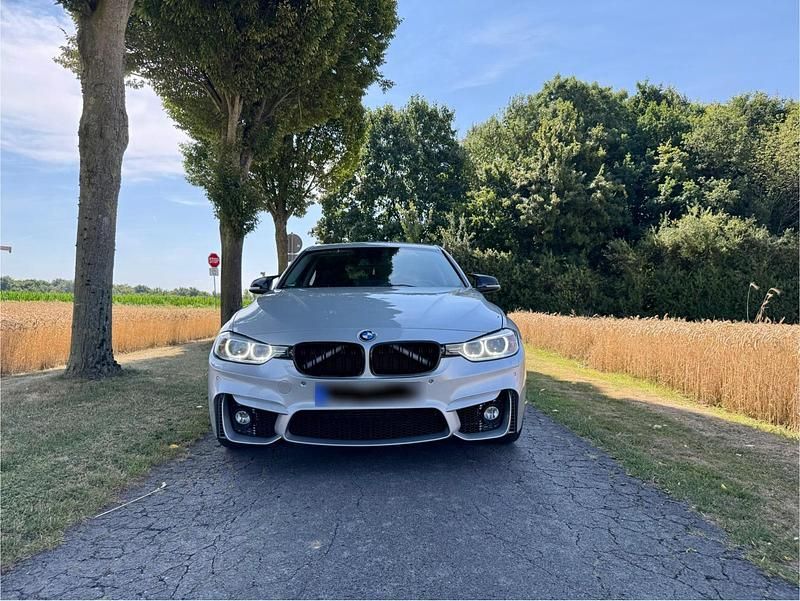 Second-hand BMW 330 250 CP (183 kW) 2015 Argintiu Berlinǎ