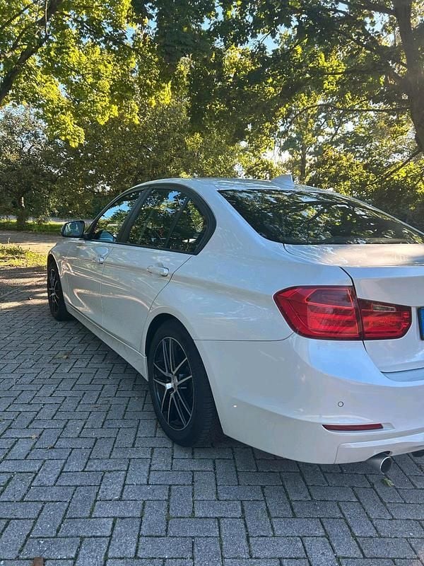 Gebraucht BMW 320 184 PS (135 kW) 2013 Weiß Limousine