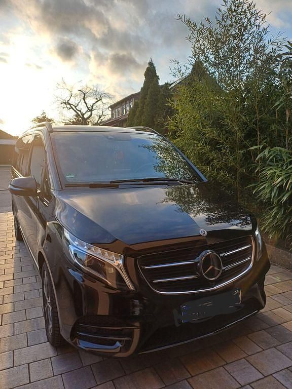 Schwarz Gebraucht 2018 Mercedes V250 Edition Van / Kleinbus | 45.300 € (Teuer) - Bild 1/4