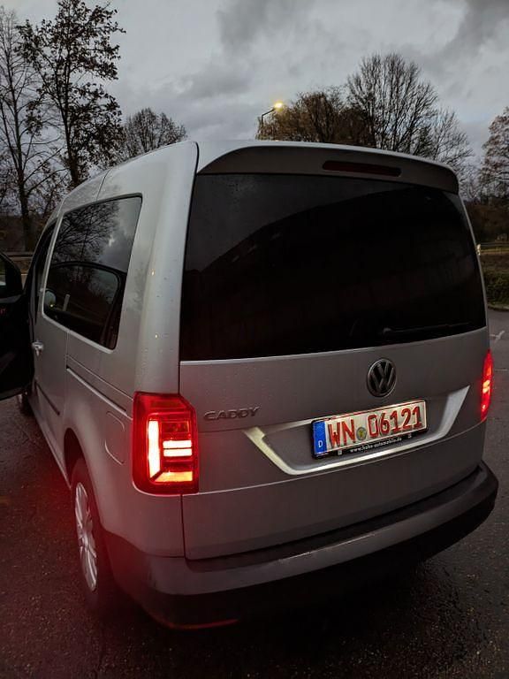 Gebraucht VW Caddy Trendline 102 PS (75 kW) 2018 Silber Van / Kleinbus