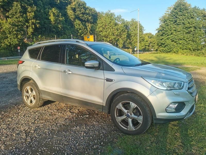 Silber Gebraucht 2017 Ford Kuga Titanium SUV | 12.000 € (Fairer Preis) - Bild 1/4